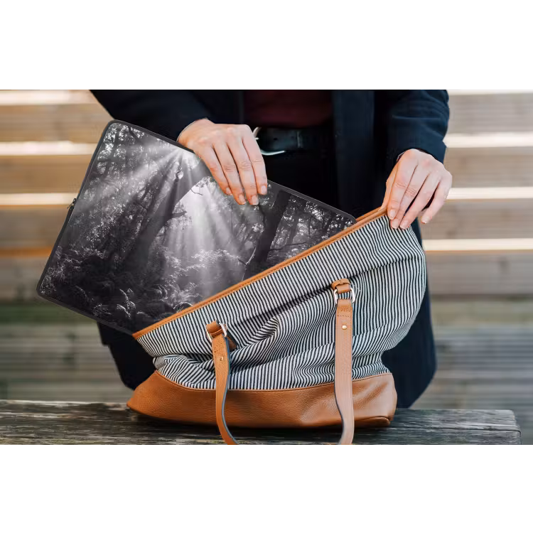 Bos - Lichtstralen - Natuur - Zwart-wit laptophoes neopreen klein -tas