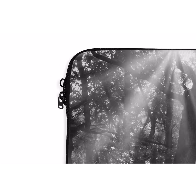 Bos - Lichtstralen - Natuur - Zwart-wit laptophoes neopreen klein -detail