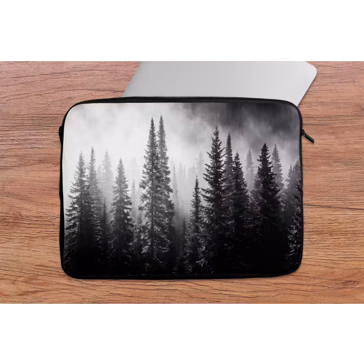 Bos - Mist - Winter - Monochroom - Natuur laptophoes neopreen klein -tafel