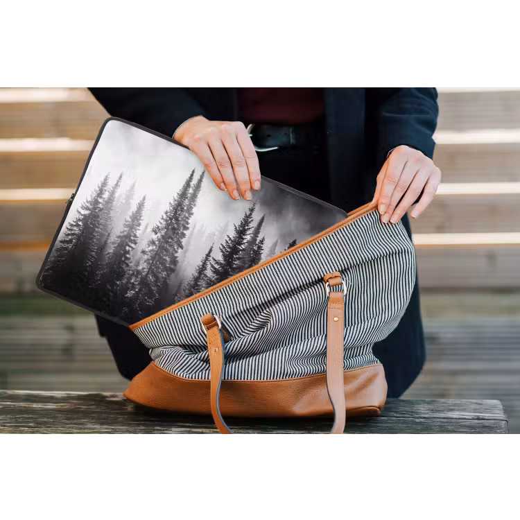 Bos - Mist - Winter - Monochroom - Natuur laptophoes neopreen klein -tas