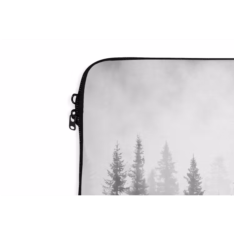 Bos - Mist - Winter - Monochroom - Natuur laptophoes neopreen klein -detail