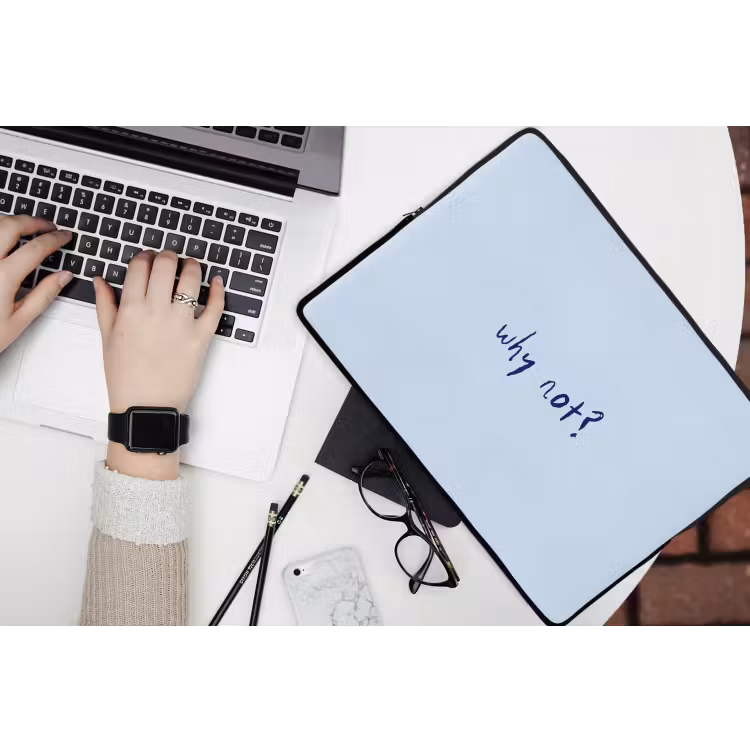 Why not - Blauw - Donker blauw - Quote laptophoes neopreen klein -bureau