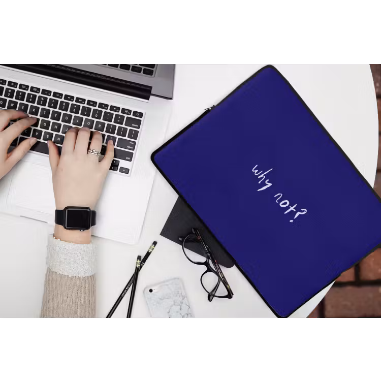 Why not - Blauw - Handgeschreven laptophoes neopreen klein -bureau