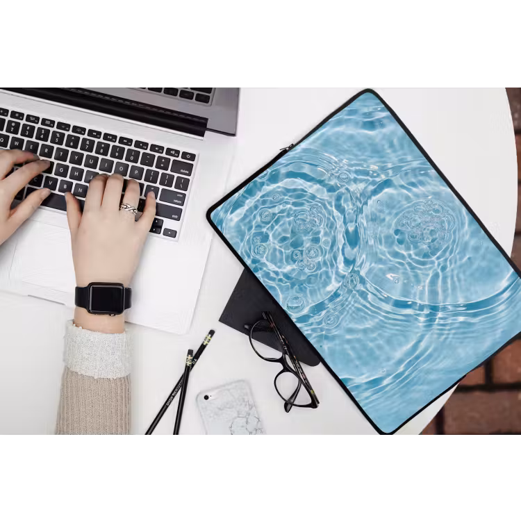 Water - Blauw - bubbels laptophoes neopreen klein -bureau