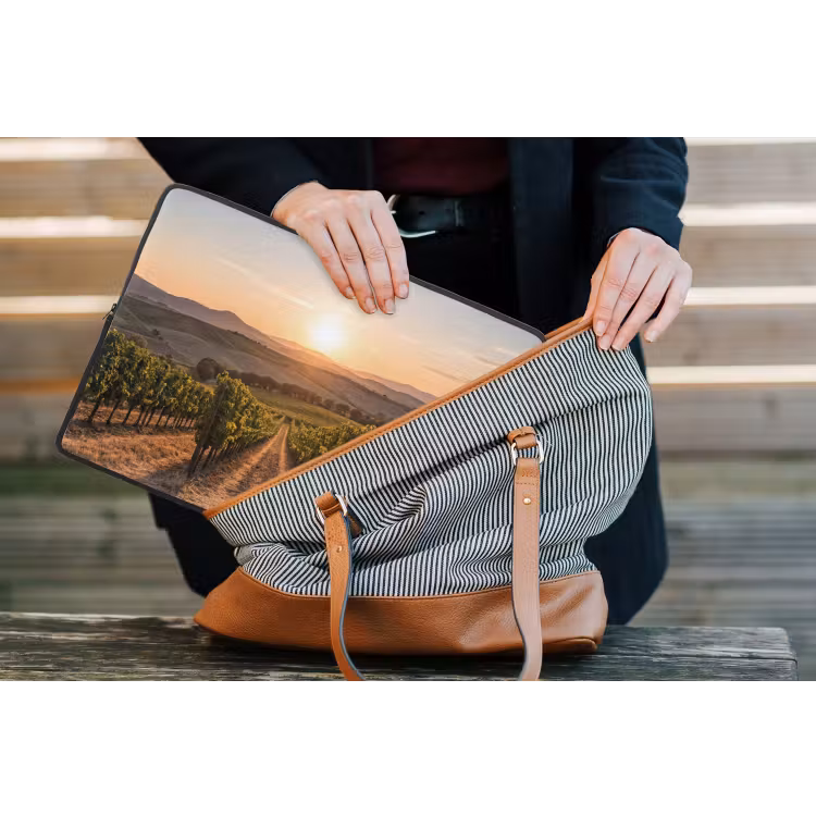 Wijngaard - Zonsondergang - Landschap laptophoes neopreen klein -tas