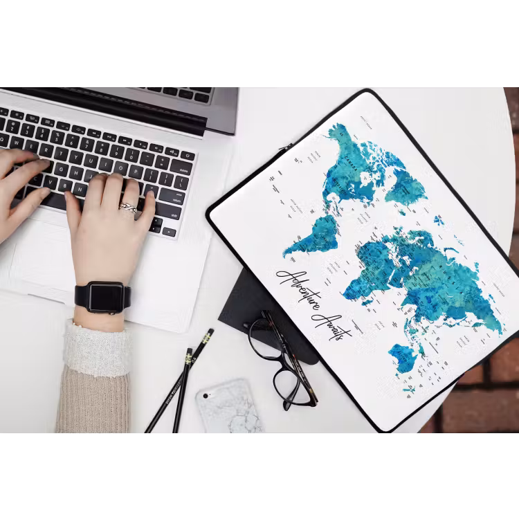 Wereldkaart - Blauw - Kleurrijk laptophoes neopreen klein -bureau
