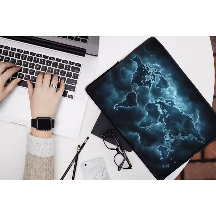 Wereldkaart - Bliksem - Blauw laptophoes neopreen klein -bureau