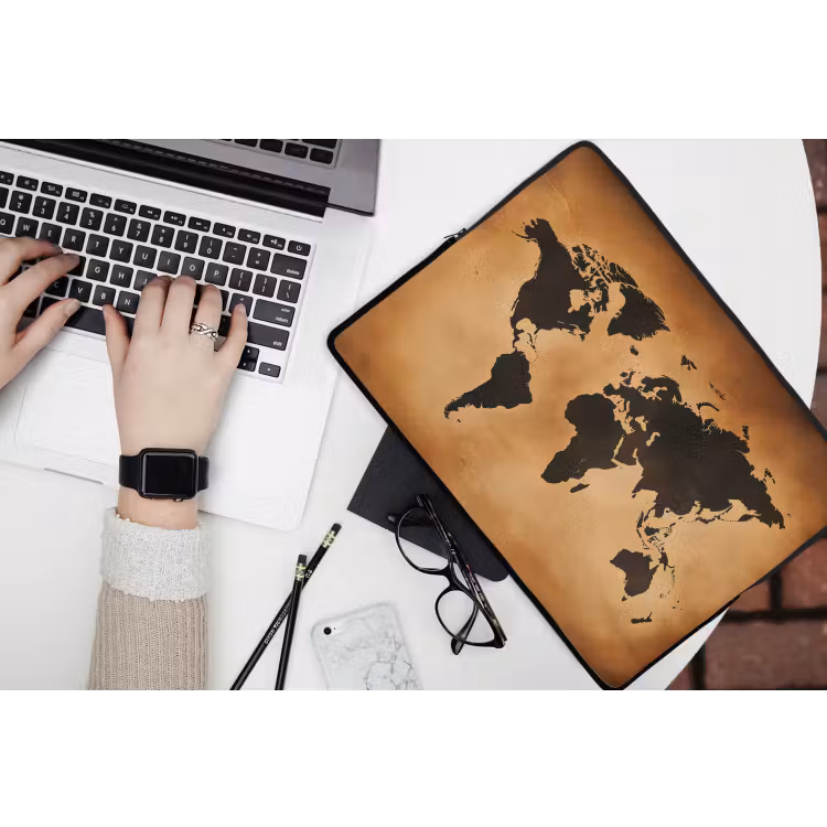 Wereldkaart - Bruin - Kaart laptophoes neopreen klein -bureau