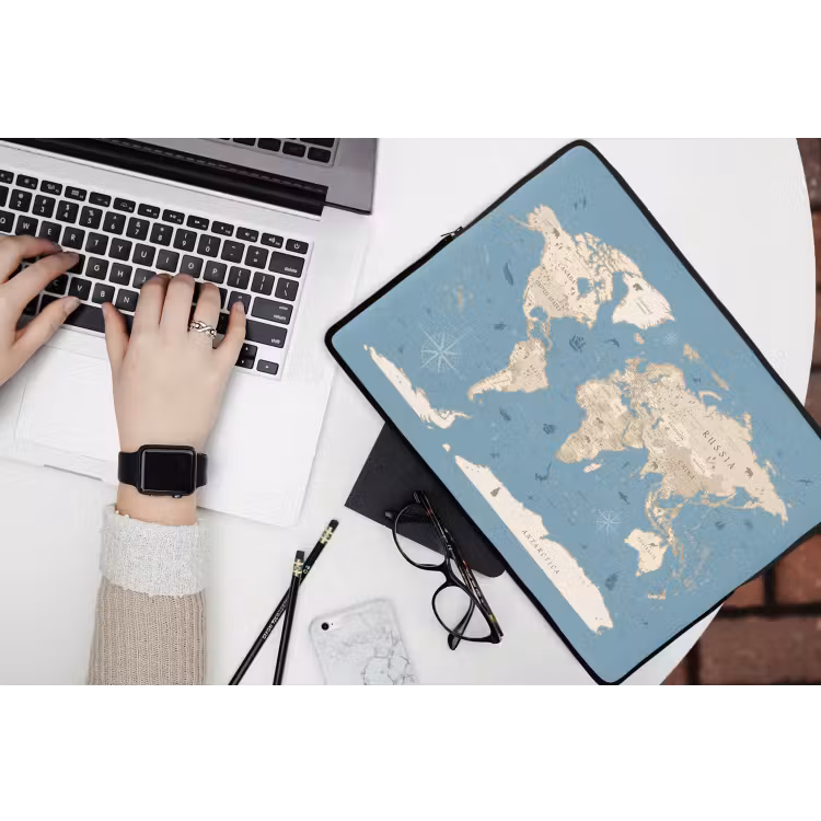 Wereldkaart - Oceaan - Realistisch - Blauw laptophoes neopreen klein -bureau