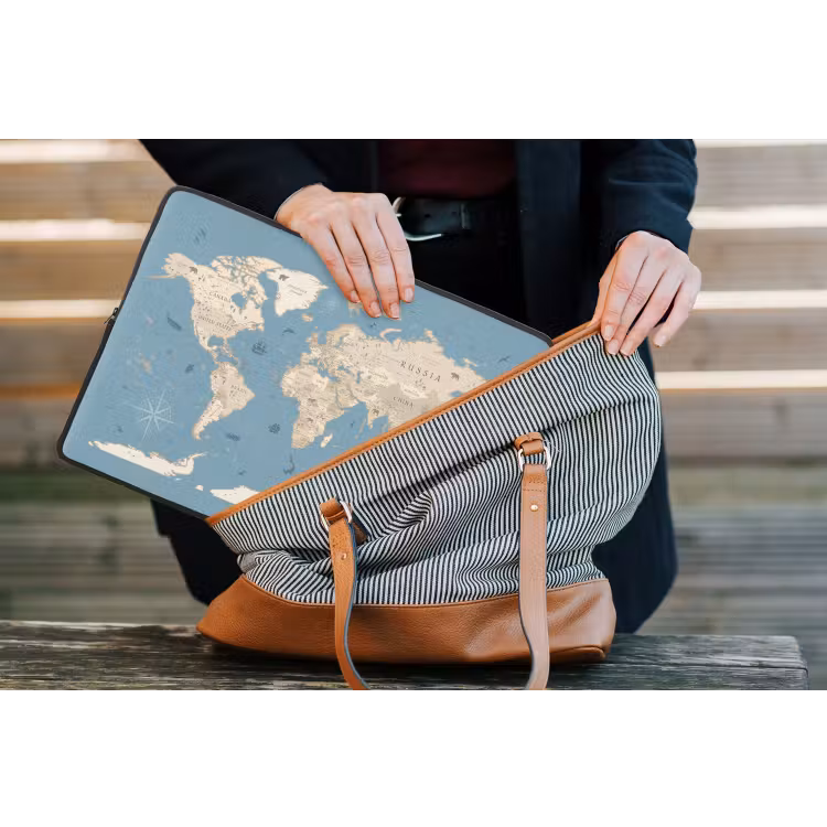 Wereldkaart - Oceaan - Realistisch - Blauw laptophoes neopreen klein -tas