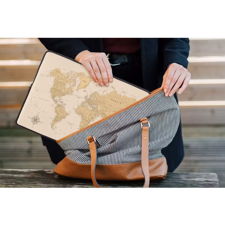 Wereldkaart - Realistisch - Beige laptophoes neopreen klein -tas