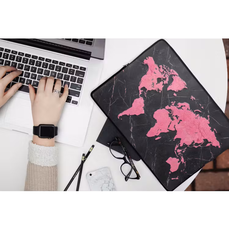 Wereldkaart - Roze - Marmer laptophoes neopreen klein -bureau