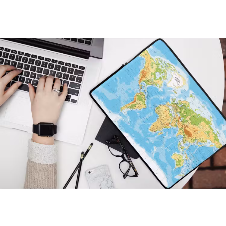Wereldkaart - Staatkundig - Blauw - Aarde - Educatief laptophoes neopreen klein -bureau