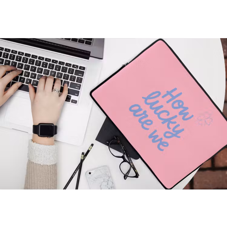 How lucky are we - Klavervier - Roze - Blauw laptophoes neopreen klein -bureau