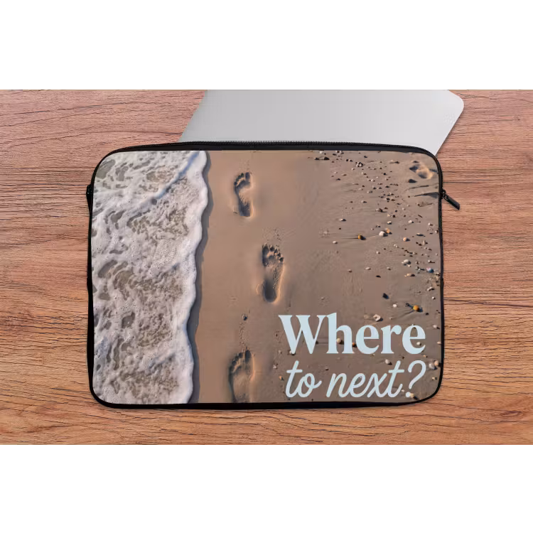Where to next - Strand - Voetstappen laptophoes neopreen klein -tafel