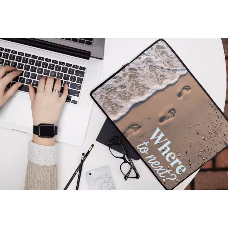 Where to next - Strand - Voetstappen laptophoes neopreen klein -bureau