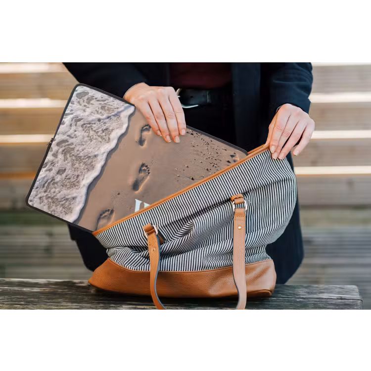 Where to next - Strand - Voetstappen laptophoes neopreen klein -tas
