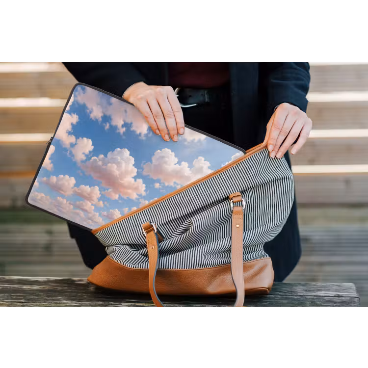 Wolken - Hemel - Natuur - Licht - Blauw laptophoes neopreen klein -tas