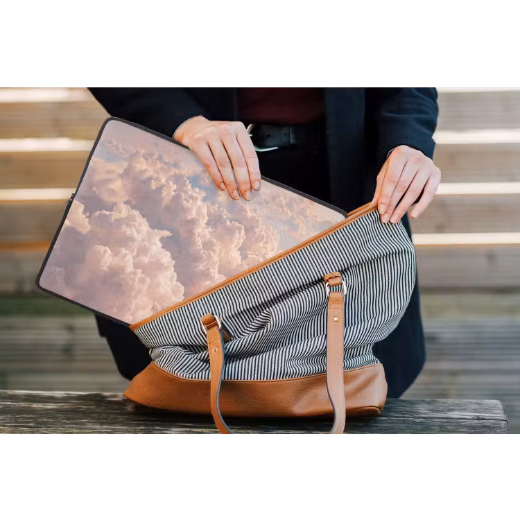 Wolken - Zonsondergang - Natuur - Pastel - Roze laptophoes neopreen klein -tas