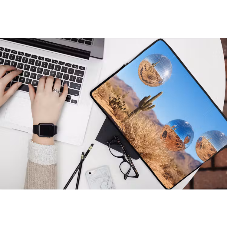 Laptop hülle - Wüste – Spiegelkugel – Kunst - Woestijn - Spiegelbal - Kunst laptophoes neopreen klein