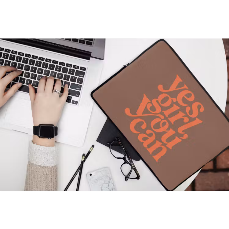 Yes girl you can - Oranje - Bruin laptophoes neopreen klein -bureau