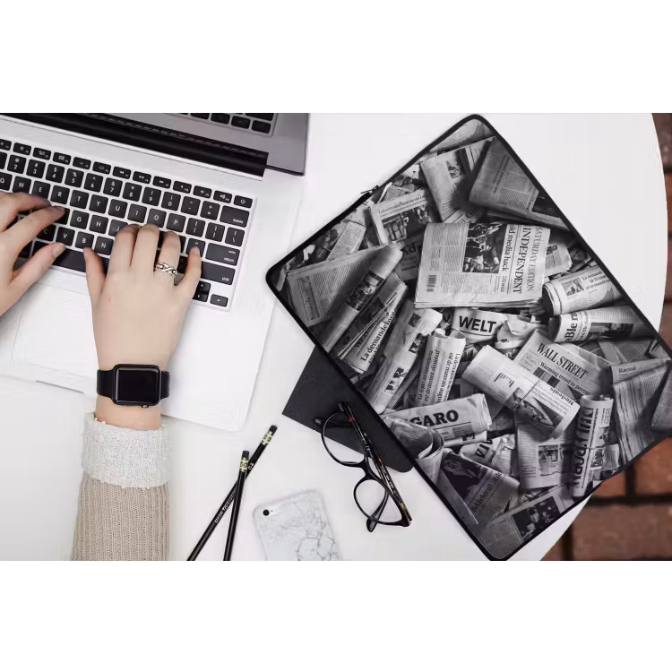 Krant - Stapel - Nieuws - Zwart-wit laptophoes neopreen klein -bureau