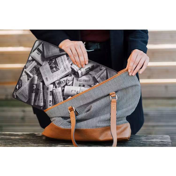 Krant - Stapel - Nieuws - Zwart-wit laptophoes neopreen klein -tas