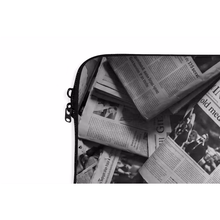 Krant - Stapel - Nieuws - Zwart-wit laptophoes neopreen klein -detail