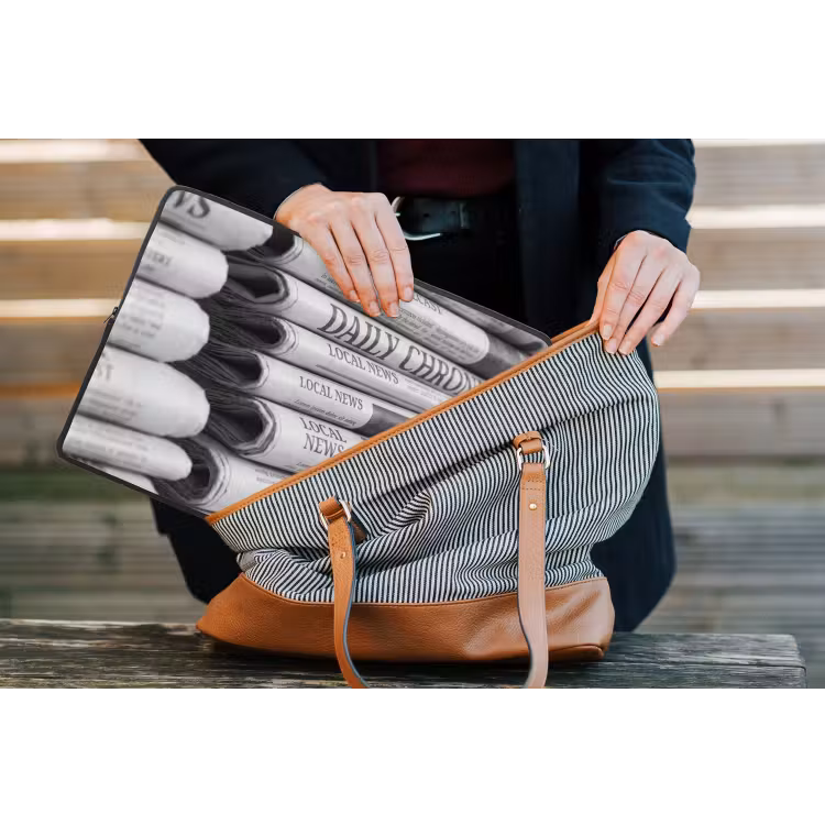 Krant - Stapel - Nieuws - Zwart-wit - Media laptophoes neopreen klein -tas