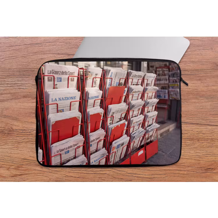 Kranten - Rek - Stedelijk - Dagelijks leven - Rood laptophoes neopreen klein -tafel