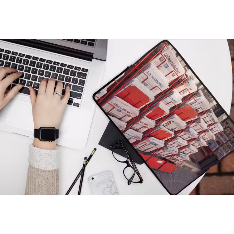 Kranten - Rek - Stedelijk - Dagelijks leven - Rood laptophoes neopreen klein -bureau
