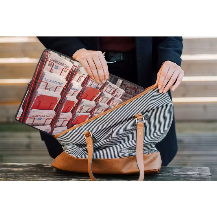 Kranten - Rek - Stedelijk - Dagelijks leven - Rood laptophoes neopreen klein -tas