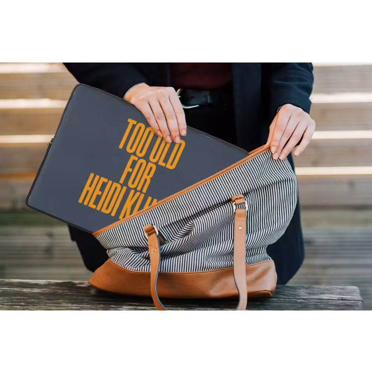 Too old for heidi klum - Geel - Blauw laptophoes neopreen klein -tas