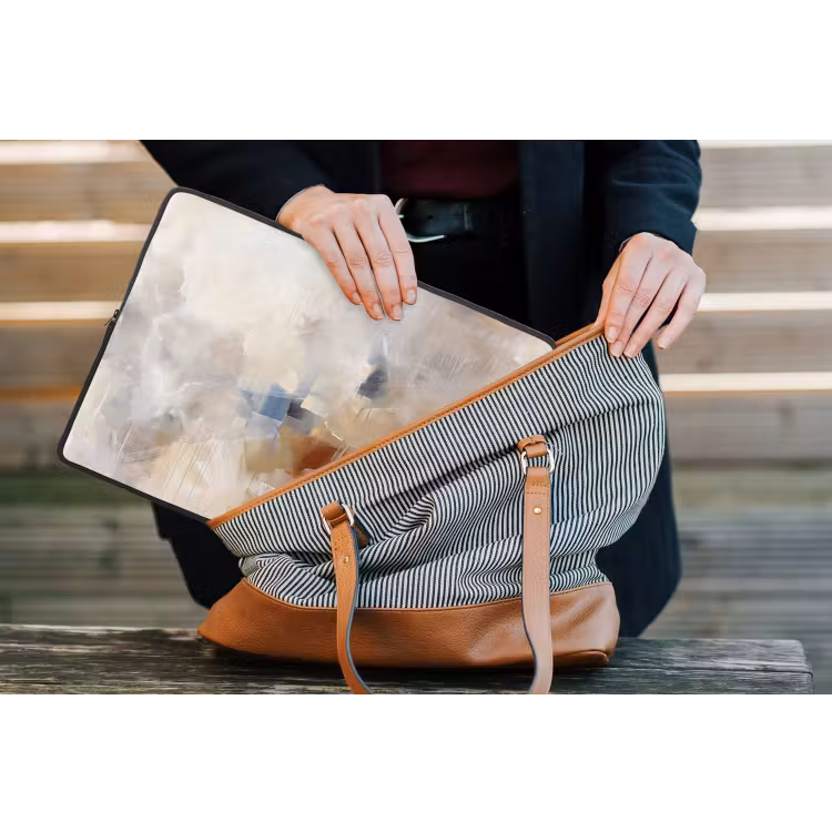 Abstract - Borstelstreken - Modern - Beige - Kunst laptophoes neopreen klein -tas