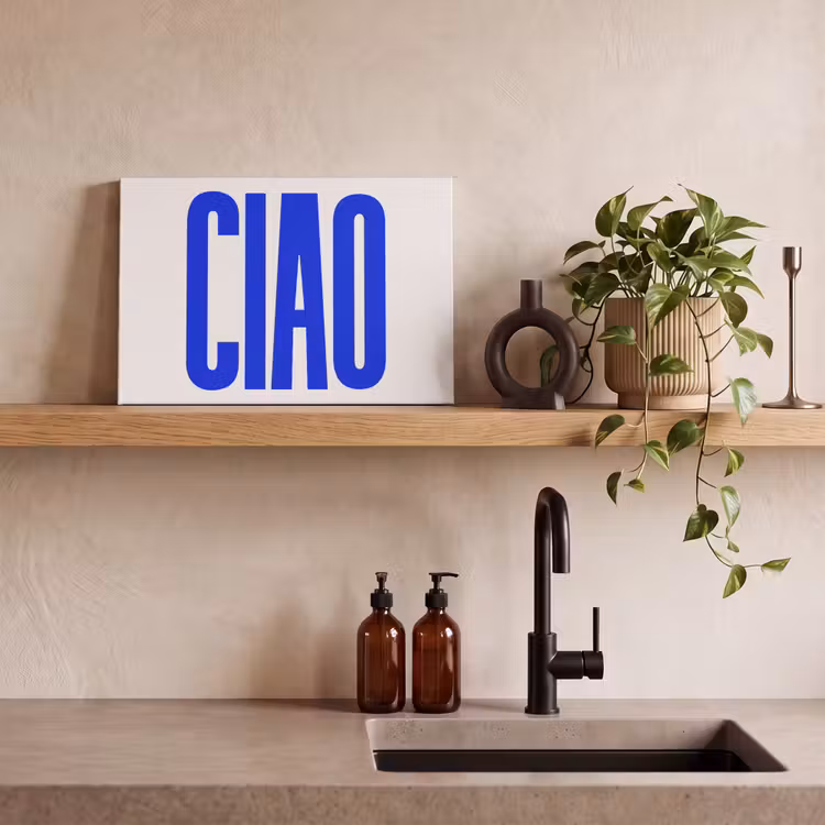Ciao - Hoofdletters - Blauw - Minimalistisch canvas 2cm klein -sfeer3