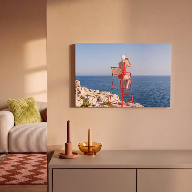 Vrouw - Zee - Kust - Verrekijker - Rood canvas 2cm klein -sfeer1