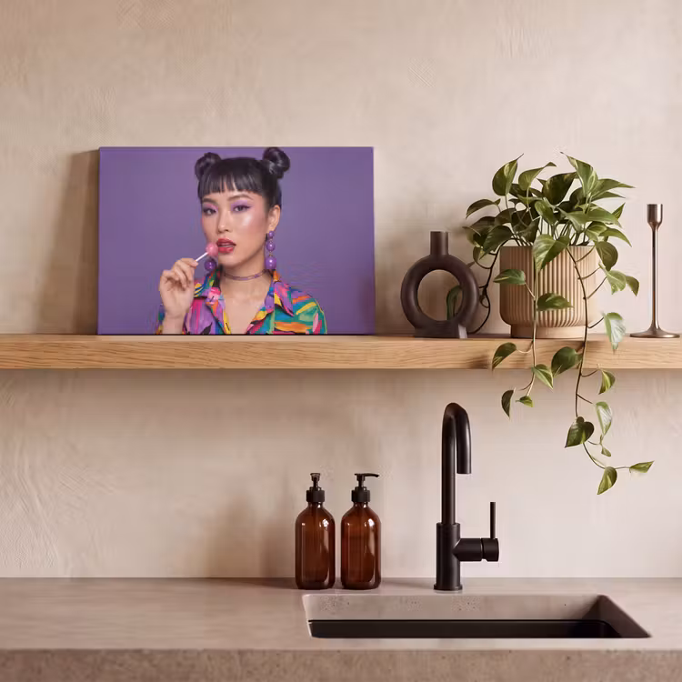 Vrouw - Portret - Make-up - Paars - Levendig canvas 2cm klein -sfeer3