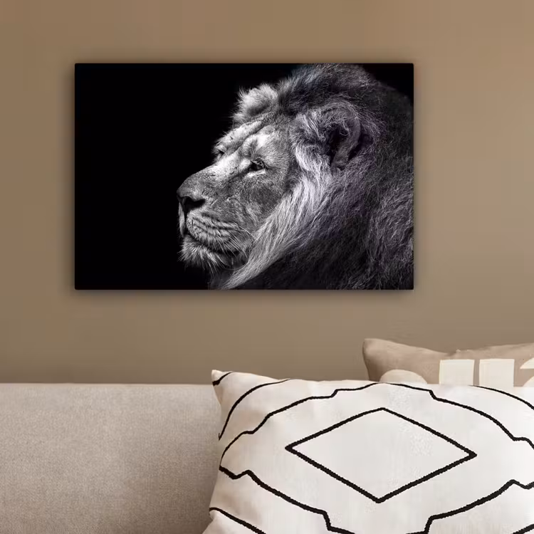 Leeuw tegen zwarte achtergrond in zwart-wit canvas 2cm klein -sfeer3