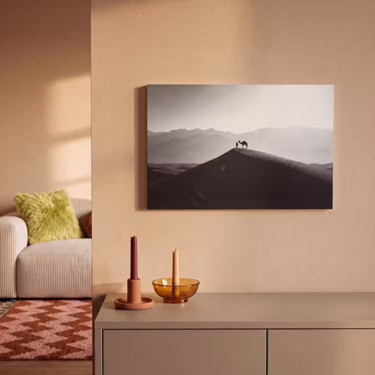 Mens - Kameel - Zandduin - Natuur - Monochroom canvas 2cm klein -sfeer1