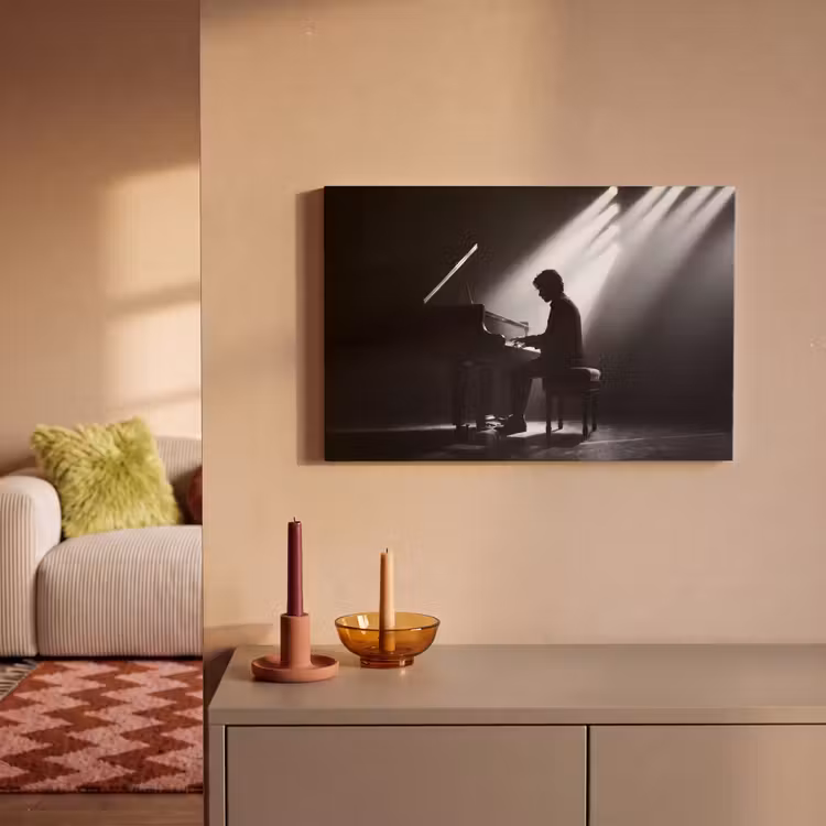 Persoon - Piano - Muziek - Zwart-wit - Podium canvas 2cm klein -sfeer1