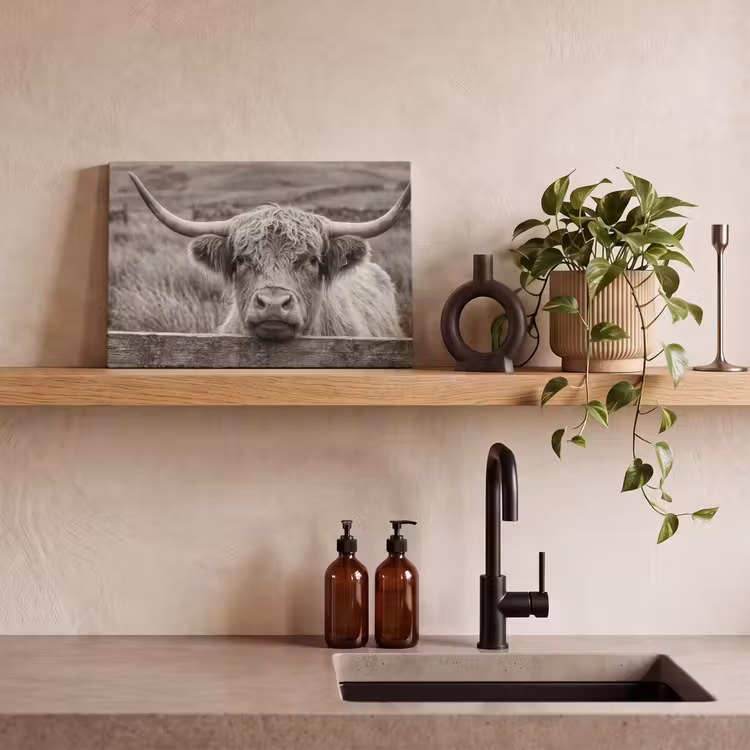 Schotse hooglander - Zwart - Wit - Hout canvas 2cm klein -sfeer6