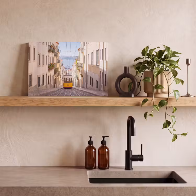 Tram - Straat - Stad - Architectuur - Geel canvas 2cm klein -sfeer3