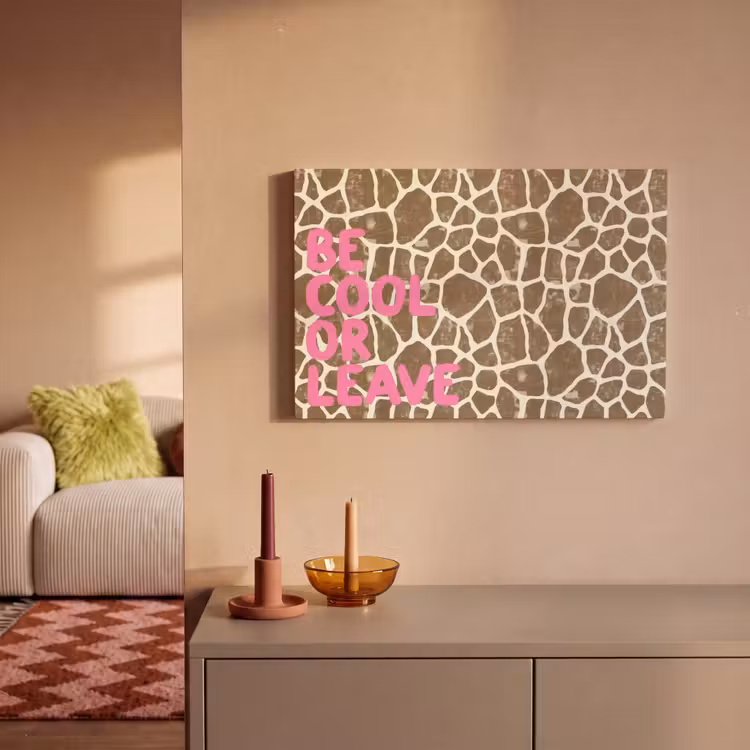 Tekst - Be cool or leave - Roze - Giraffenprint canvas 2cm klein -sfeer1