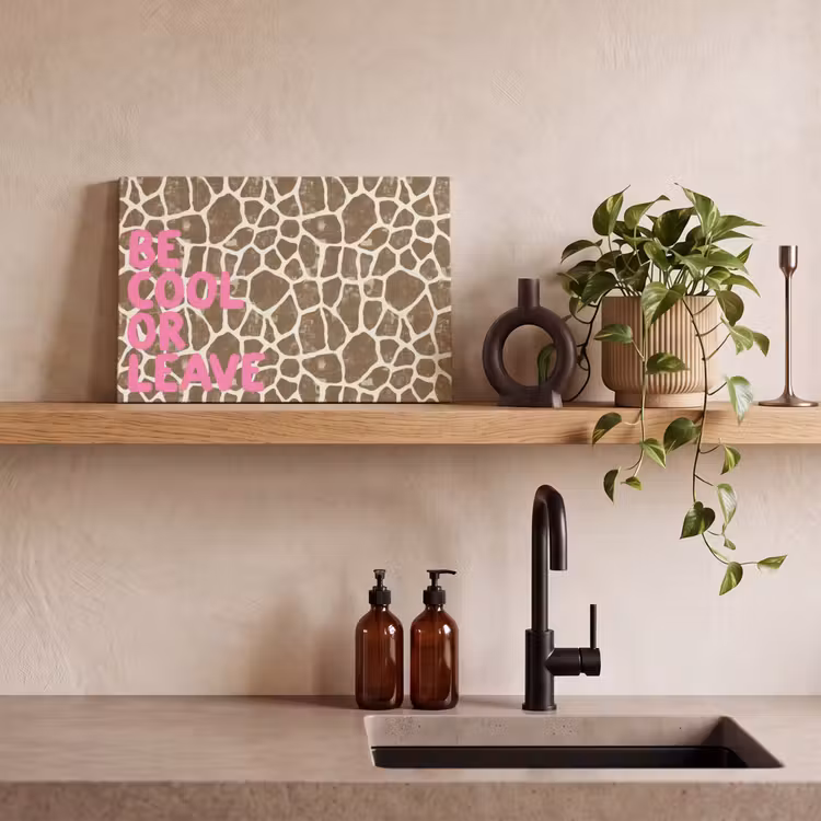 Tekst - Be cool or leave - Roze - Giraffenprint canvas 2cm klein -sfeer3