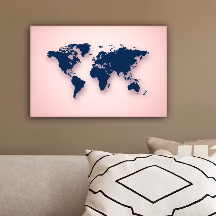 Wereldkaart - Simpel - Roze - Blauw canvas 2cm klein -sfeer3