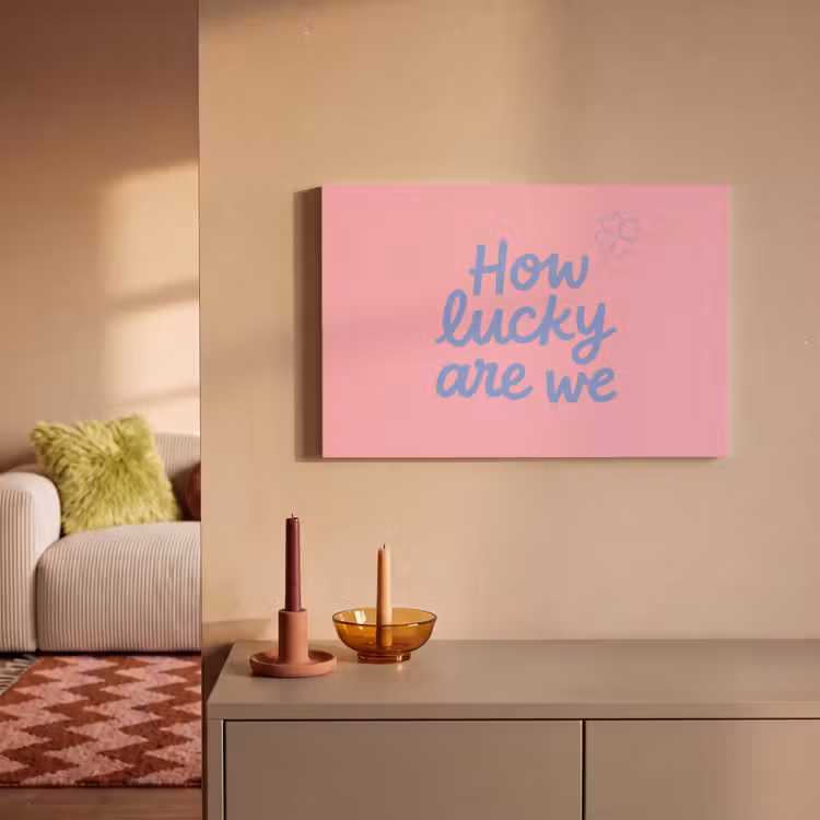How lucky are we - Klavervier - Roze - Blauw canvas 2cm klein -sfeer1