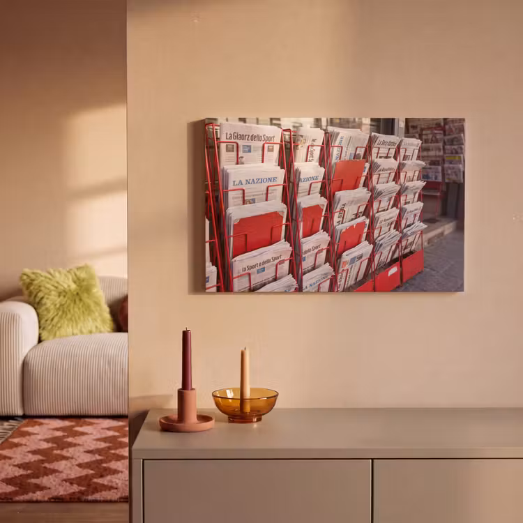 Kranten - Rek - Stedelijk - Dagelijks leven - Rood canvas 2cm klein -sfeer1