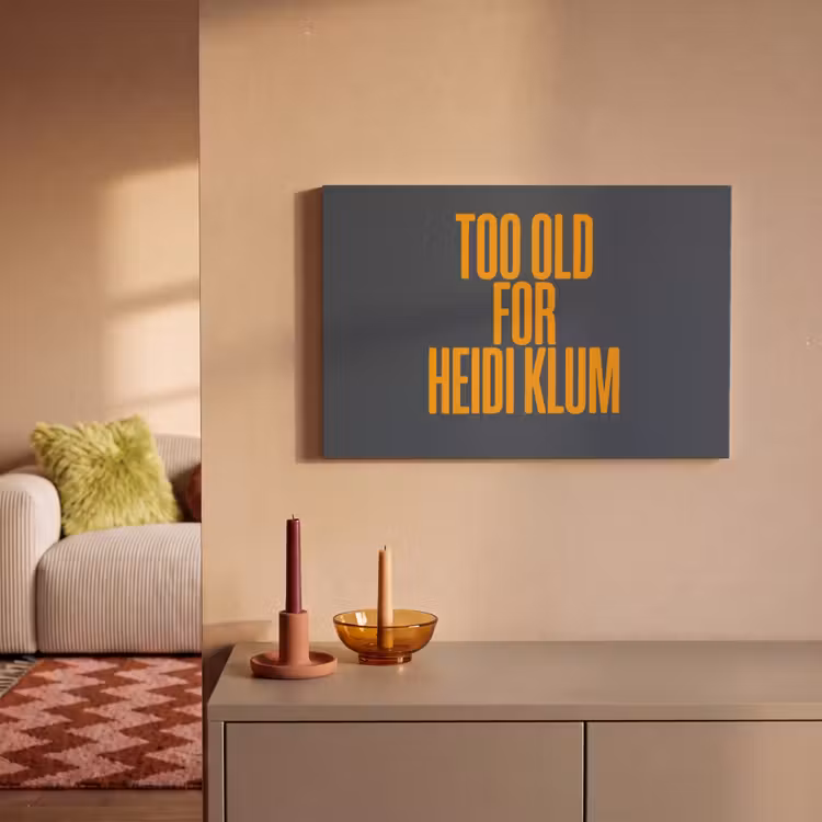 Too old for heidi klum - Geel - Blauw canvas 2cm klein -sfeer1