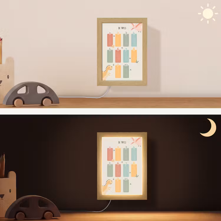 Tafels van vermenigvuldiging - Educatief - Leren rekenen voor kinderen - Cijfers oefenen - Dinosaurus Light Box met kabel (Wandlamp kind) klein -sfeer3_kind