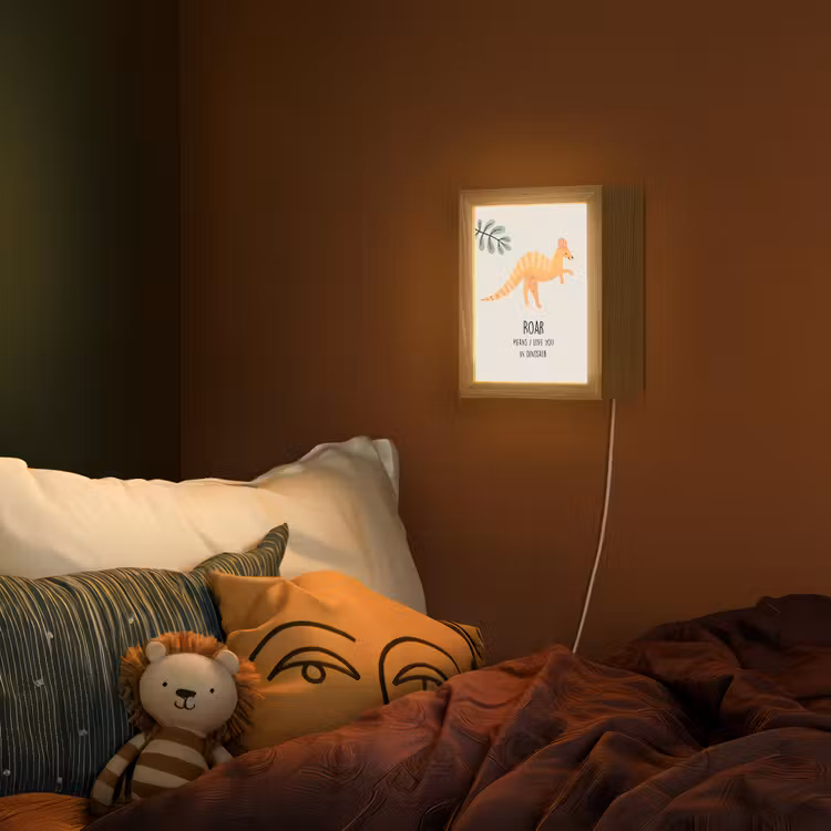 Kinderen - Dino - Beige - Quote - Roar, I love you Light Box met kabel (Wandlamp kind) klein -sfeer1_kind
